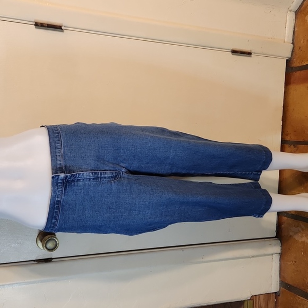 Jones Jeans Stretch Women's Denim Capri Size 12 Comfortable and Stylish